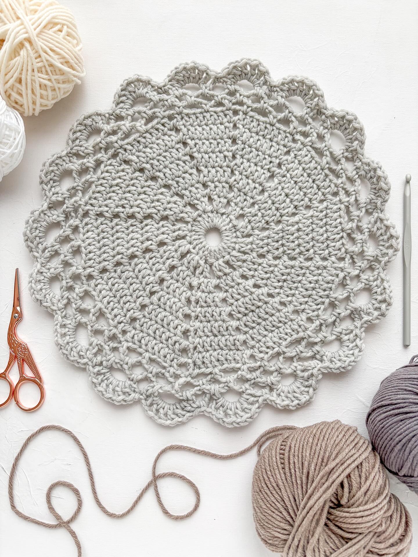 Ich habe seit langem mal wieder zur Häkelnadel gegriffen – und siehe da: ein rundes Deckchen ist entstanden 🧶✨
Statt es auf ganz langweilig und klassisch einfach auf den Tisch oder ne Kommode zu legen, darf es bei mir nun als Pfannenschoner Karriere machen 🍳
Will heissen, ich leg das Maschenwerk zwischen die Bratpfannen, damit diese sich nicht gegenseitig zerkratzen können. 
Also das Praktische mit dem ästhetischen verbinden, ja so mag ich das 😊
Die Anleitung hab ich von @carolineswelt und sie ist absolut anfängertauglich, also ran an die Wolle!
—•—•—
#häkeldeckchen #häkelliebe #pfannenschoner #haushaltstipps #diyidee #selbermachenmachtglücklich #handarbeitmitliebe #kreativsein #diyinspiration #häkelideen #häkelnmachtglücklich #handmadevibes #diycommunity #handarbeiten_selbstgemachtes #diydontbuy #handmadewithlove❤️ #zierdeckchen #doilycrochet #crochet_pattern #selbermacher #craftygirl #womanwhocraft #creativehappylife