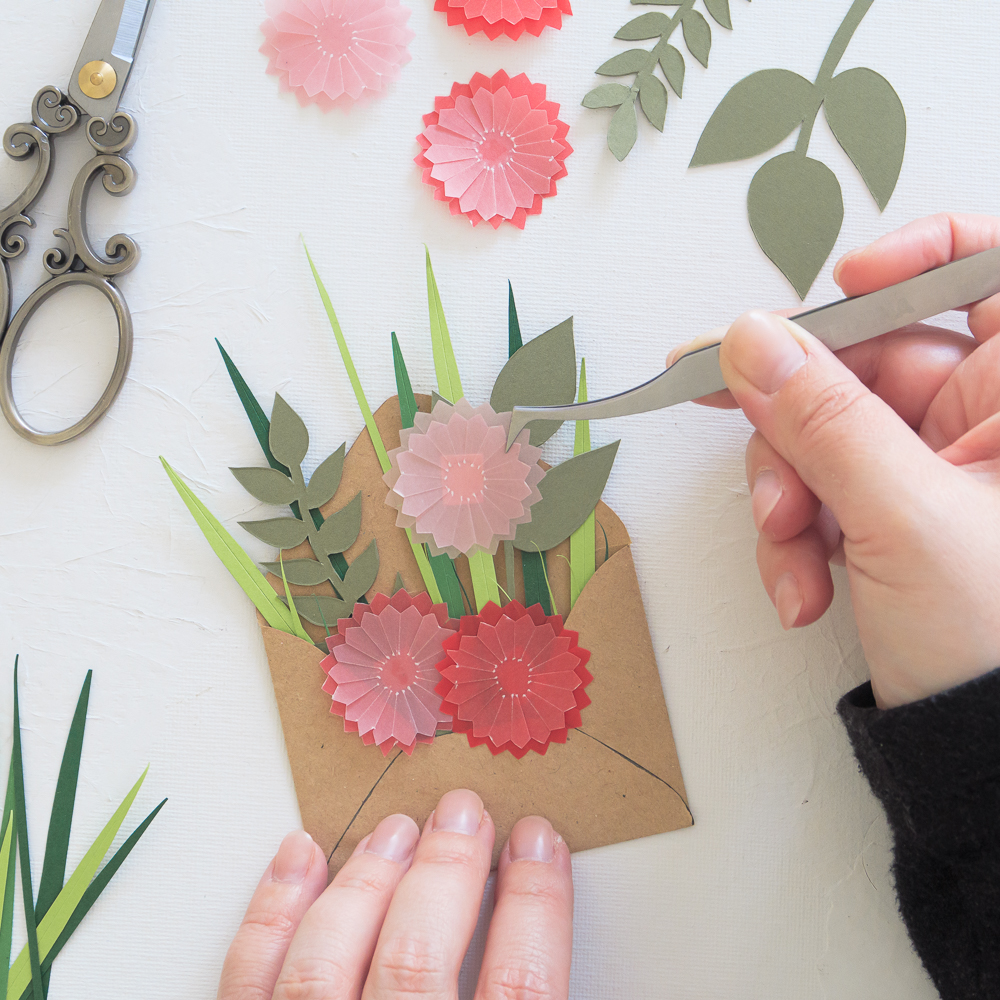 Blumenstrauss Karte: Die selbstgebastelten Blumen werden positioniert und aufgeklebt.