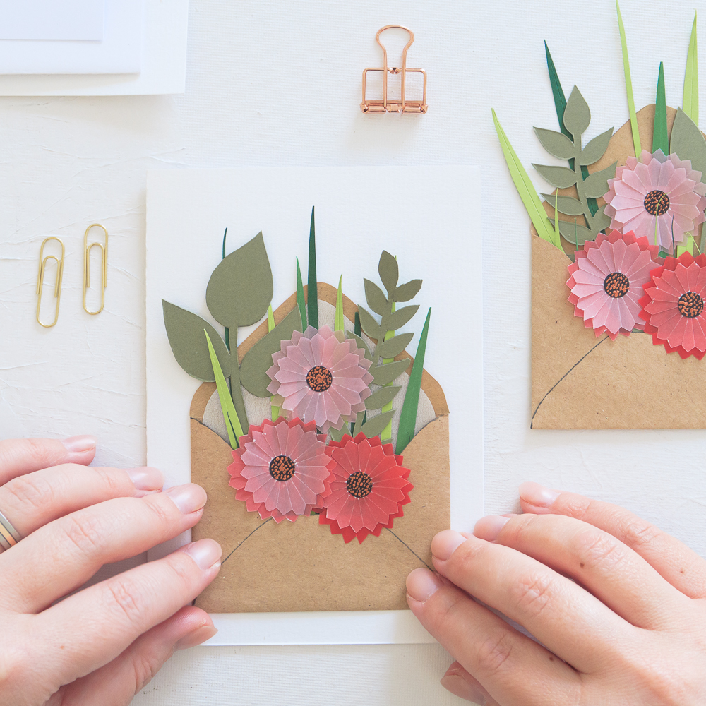 Der Briefumschlag mit dem Papierblumenstrauss wird auf die A6 Faltkarte geklebt.