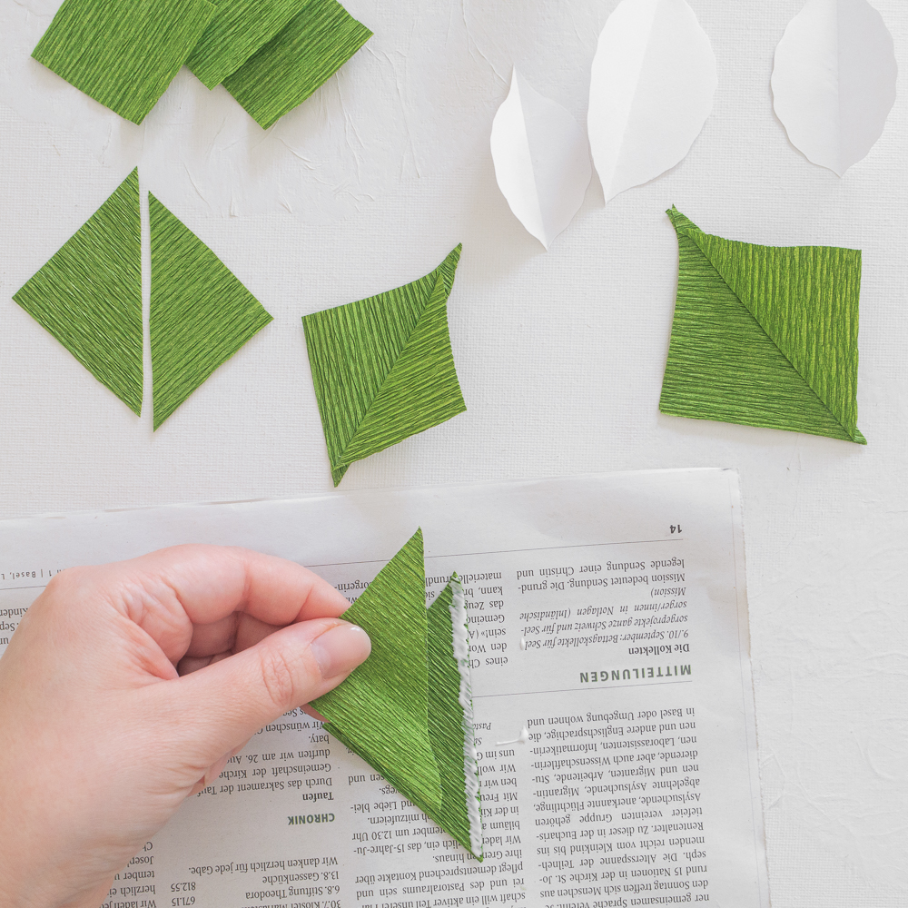 Krepp Papier Blätter: Dreiecke zusammenkleben