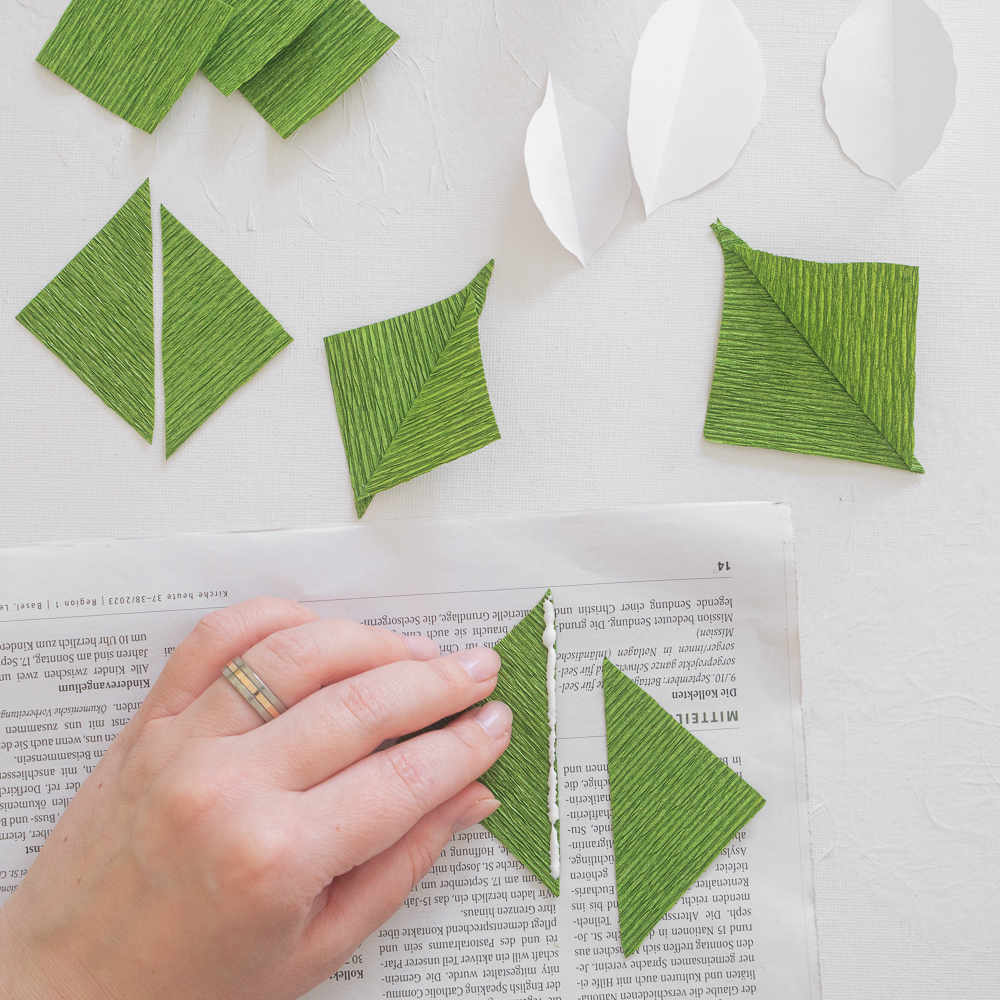 Krepp Papier Blätter: Leim auftragen