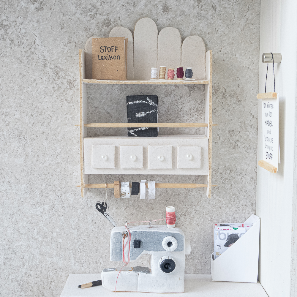 Nähmaschine und Bücherregal im Miniatur Nähzimmer