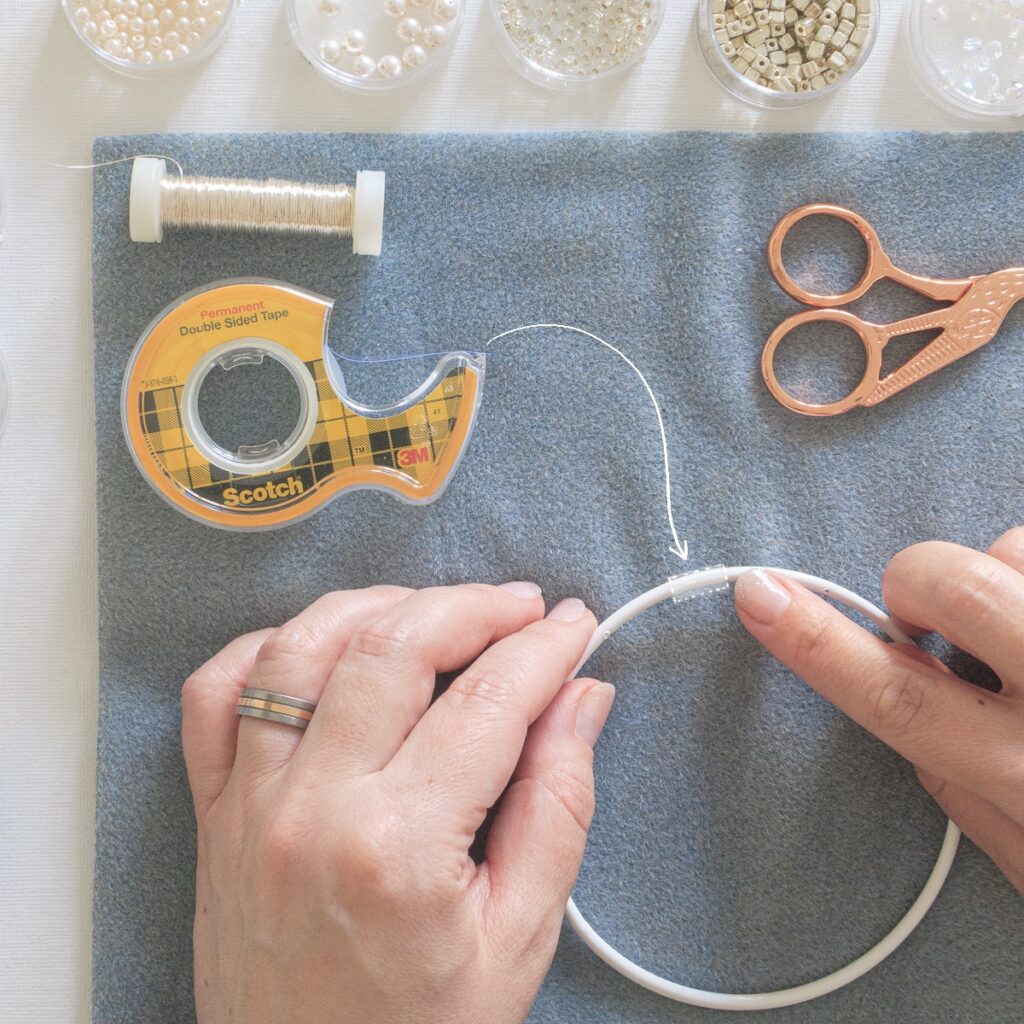 Lichtfänger basteln: Doppelseitiges Klebeband am Ring befestigen