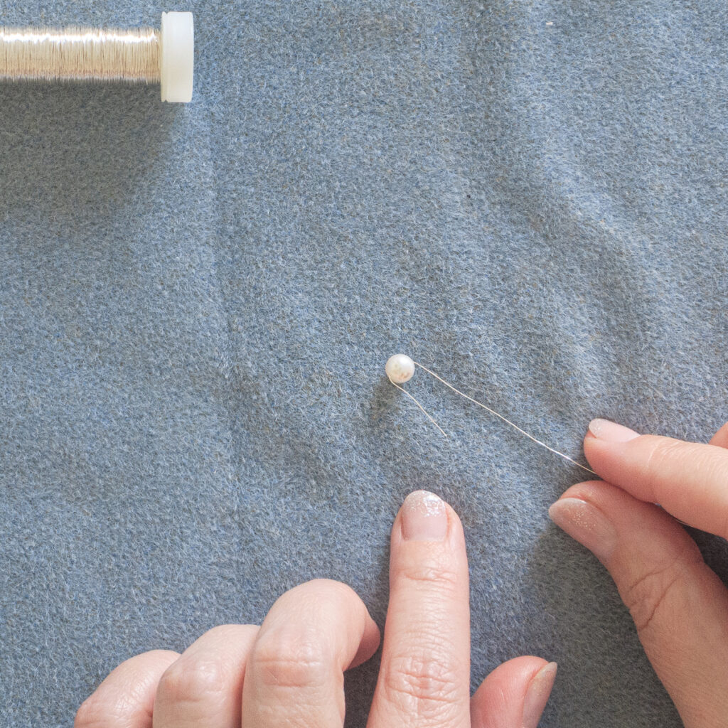 Lichtfänger basteln: Perle auffädeln