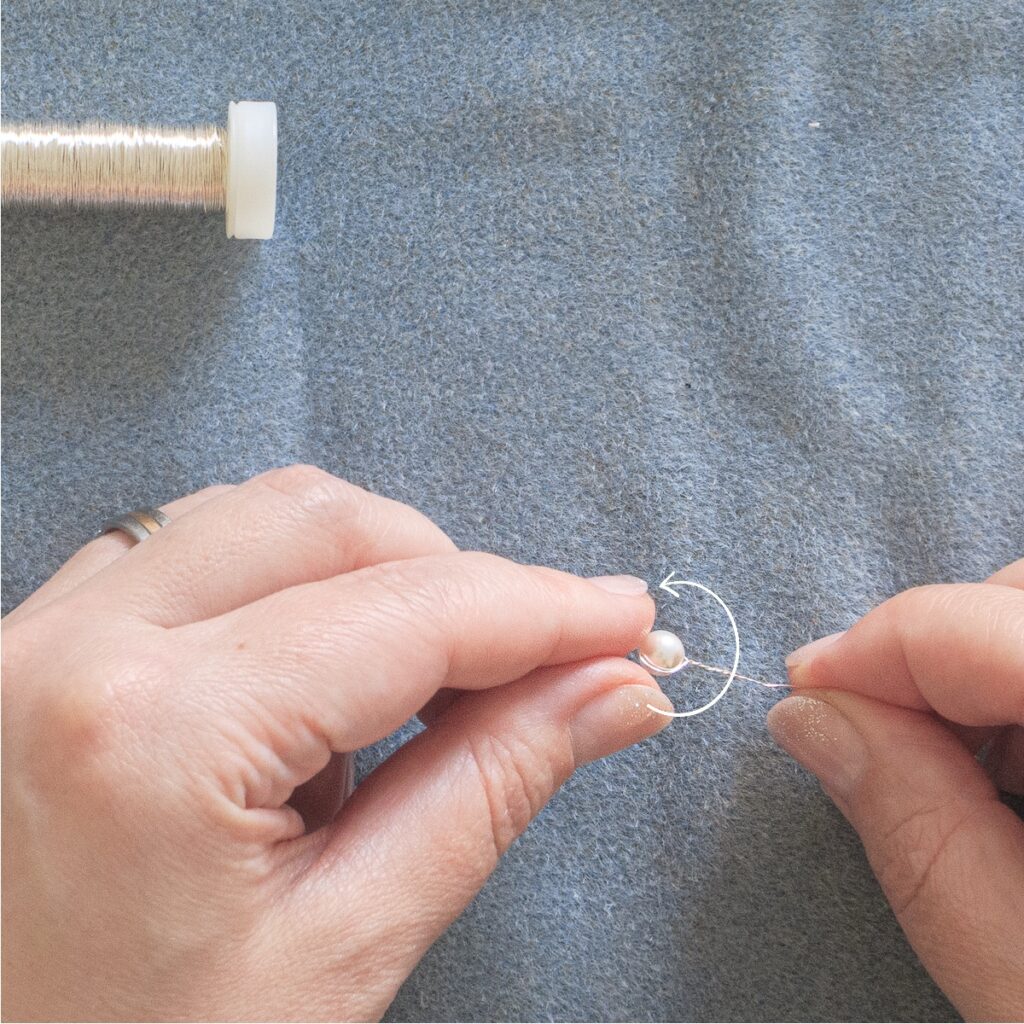 Lichtfänger basteln: Drahtenden verdrehen und Perle befestigen