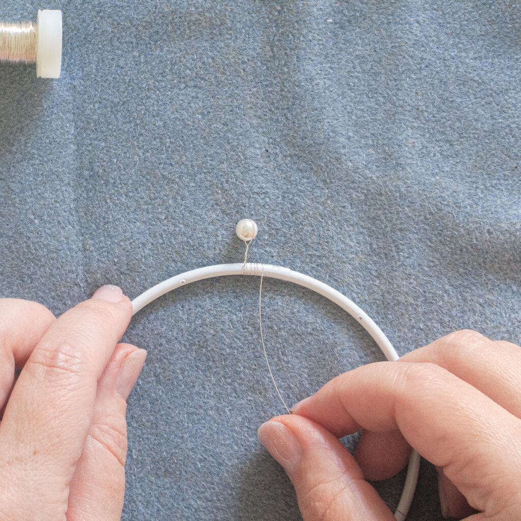 Lichtfänger basteln: Perle am Drahtring befestigen