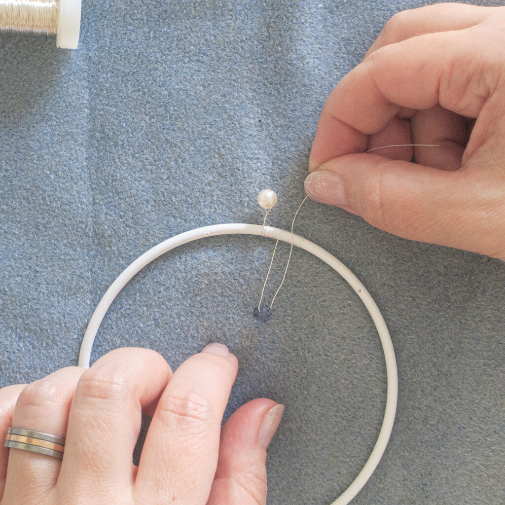 Lichtfänger basteln: Zweite Perle auffädeln und befestigen