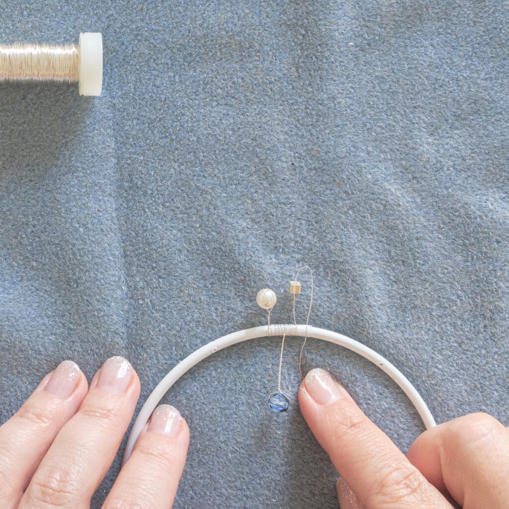 Lichtfänger basteln: weitere Perlen abwechselnd am Drahtring befestigen